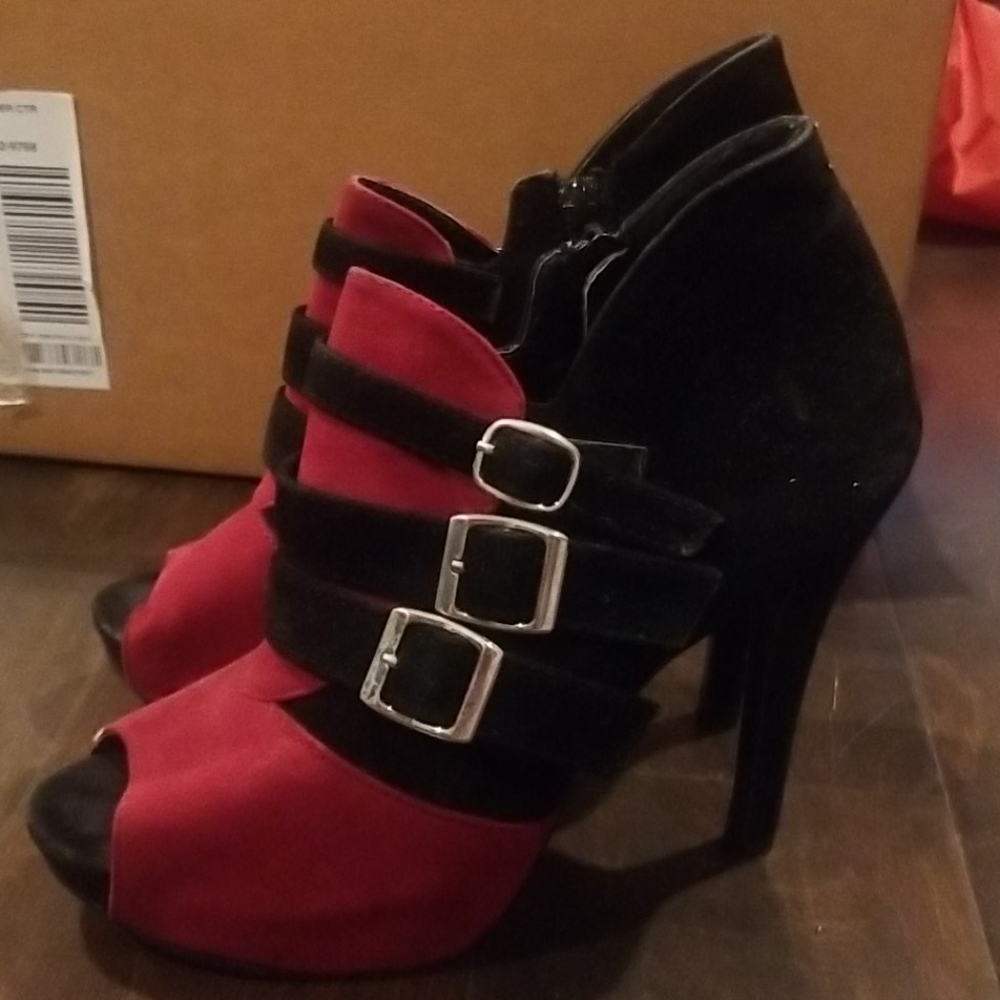Buckle high heels w zipper on inseam